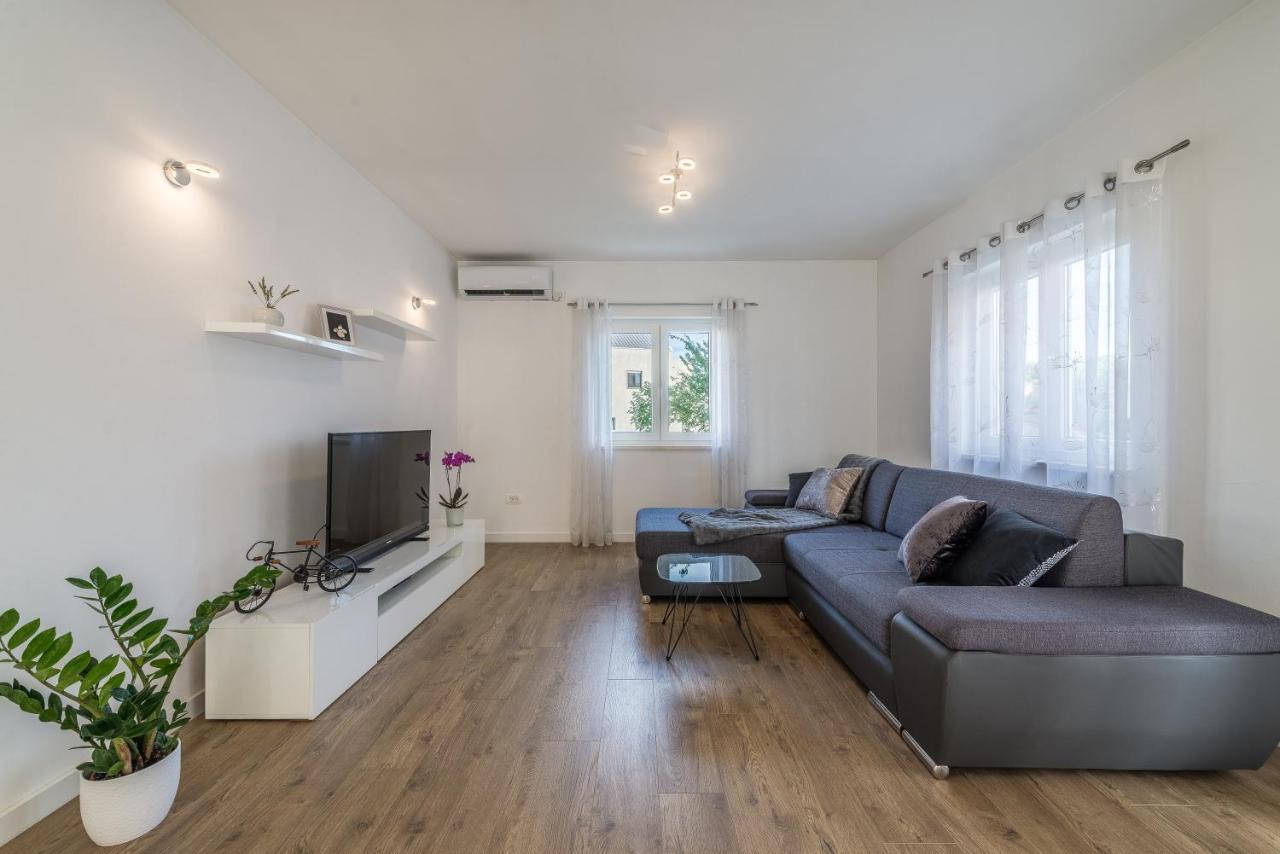 Holiday Home Bajlo Apartment With Three Bedrooms Zadar Eksteriør bilde
