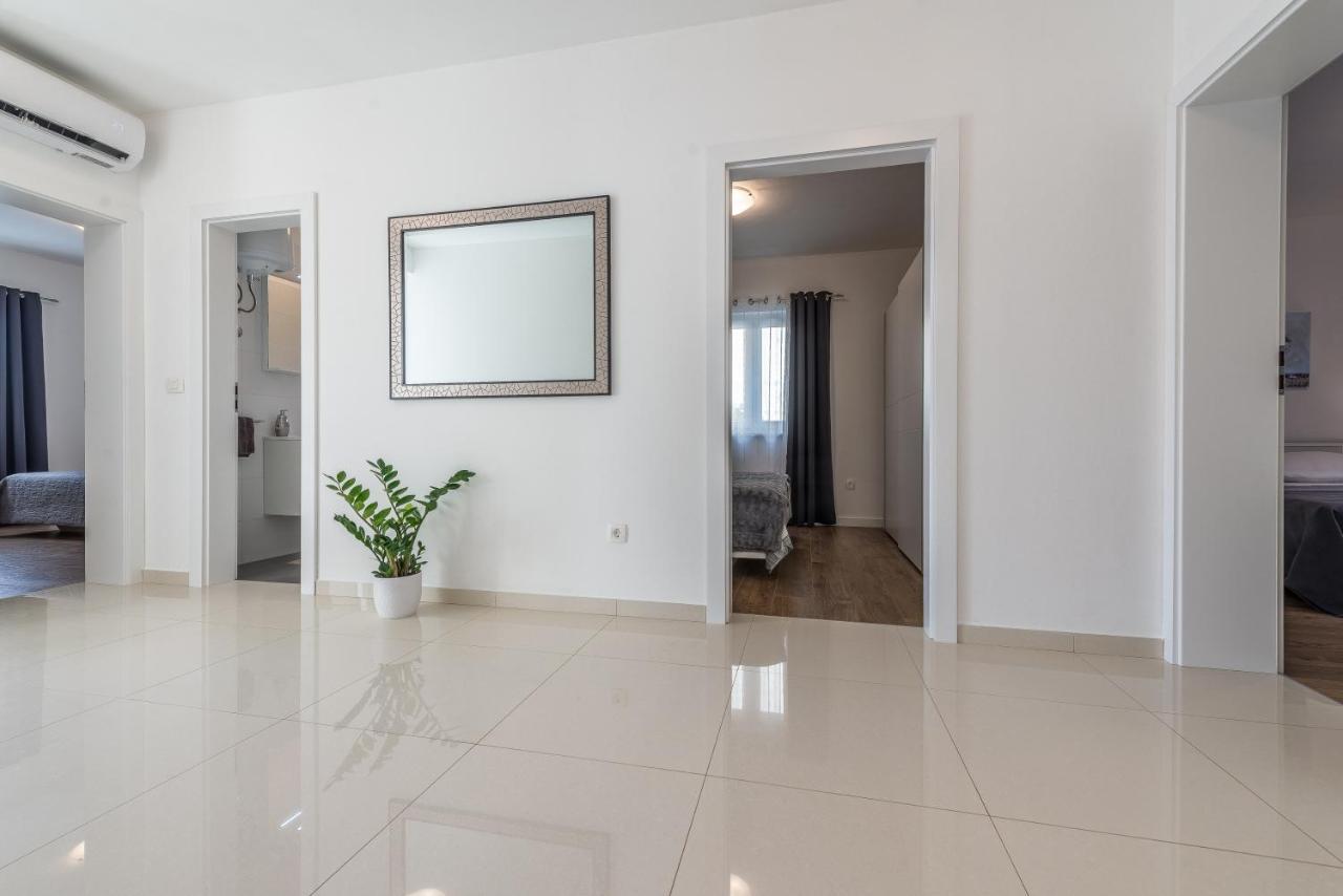 Holiday Home Bajlo Apartment With Three Bedrooms Zadar Eksteriør bilde